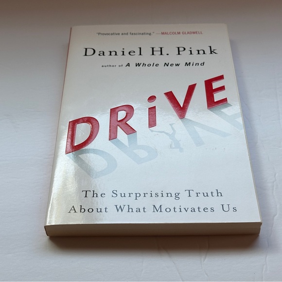 🟢 Drive by Daniel H. Pink | Self-Help, Business | Paperback Book - Picture 4 of 12